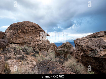 Un grand champ de blocs de Bishop, CA cache un visage mystérieux boulder en forme qui donne sur le paysage de la Sierra Nevada.