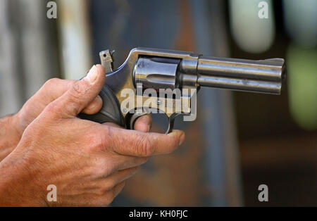 Smith & Wesson .357 magnum revolver étant tiré par un abatteur abattage vaches sur une ferme dans le Devon. Banque D'Images