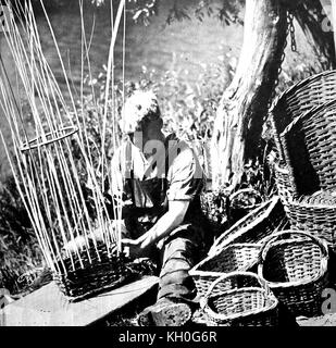 A faire des paniers en osier Weaver dans les années 1930, à partir de rameaux de saule (aka sallows ou withies) Banque D'Images