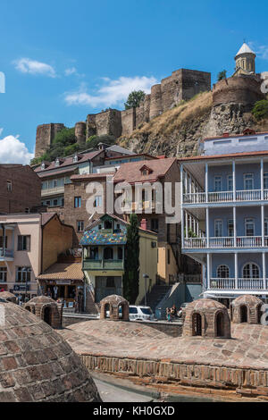 Tbilissi, Géorgie, l'Europe de l'Est - la forteresse de Narikala vue depuis l'abanotubani baignoire de soufre dans le district de la vieille ville de la ville. Banque D'Images