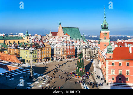 La vieille ville de Varsovie en hiver avec la place du château (plac zamkowy), arbre de Noël avec des cadeaux, de la cathédrale, le château royal, la colonne de Sigismond et marcher les gens Banque D'Images