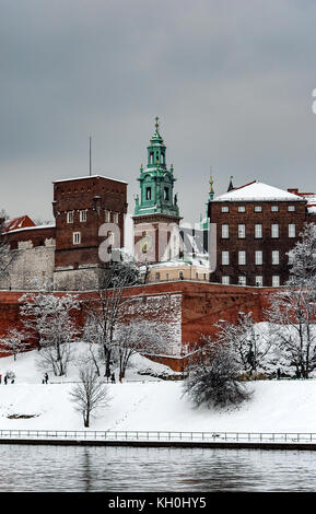 La cathédrale du Wawel Royal historique et château à Cracovie, en Pologne, sur un jour nuageux en hiver Banque D'Images