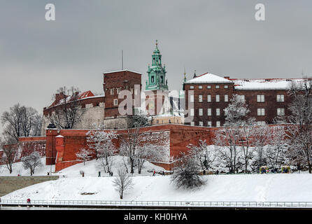 La cathédrale du Wawel Royal historique et château à Cracovie, en Pologne, sur un jour nuageux en hiver Banque D'Images