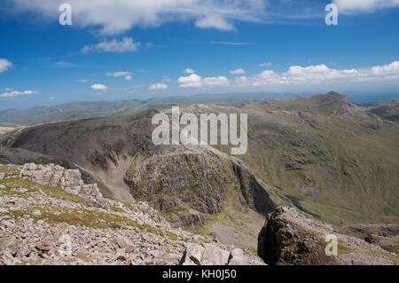 Ill Crag, Esk Pike et Bowfell vu de Scafell Pike dans le Lake District Banque D'Images