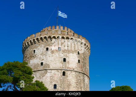 La Tour Blanche de Thessalonique avec agitant drapeau grec, Grèce Banque D'Images