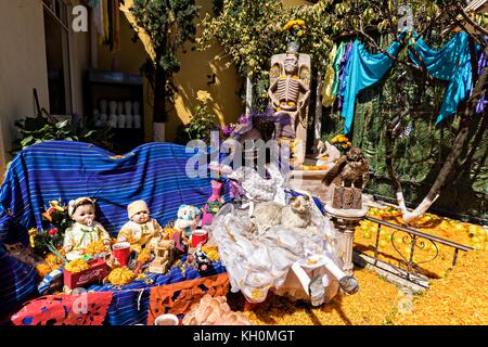 Un sanctuaire et des offrandes de figurines de squelette et de poupée à l'intérieur du Temple de Nuestra Señora de la Santa Muerte ou de l'église du Saint des morts le 1er novembre 2017 à Santa Ana Chapitiro, Michoacan, Mexique. Banque D'Images