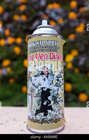 Une bombe d'argent est vendue à la Casa de la Santa Muerte ou à la Maison du Saint des morts le 1er novembre 2017 à Santa Ana Chapitiro, Michoacan, Mexique. Banque D'Images