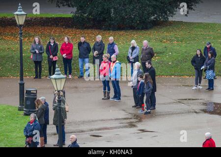 Cardiff, pays de Galles, Royaume-Uni. 11 novembre 2017. Le silence du jour de l'armistice est observé au champ du souvenir du château de Cardiff. Crédit : Mark Hawkins/Alamy Live News Banque D'Images