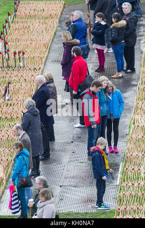 Cardiff, pays de Galles, Royaume-Uni. 11 novembre 2017. Le silence du jour de l'armistice est observé au champ du souvenir du château de Cardiff. Crédit : Mark Hawkins/Alamy Live News Banque D'Images