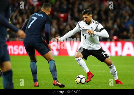 Londres, Grande-Bretagne. 10 novembre 2017. L'Allemand Emre Can (R) et l'Anglais Jake Livermore en lice pour le ballon lors du match international de football entre l'Angleterre et l'Allemagne au stade de Wembley à Londres, Grande-Bretagne, le 10 novembre 2017. Crédit : Christian Charisius/dpa/Alamy Live News Banque D'Images