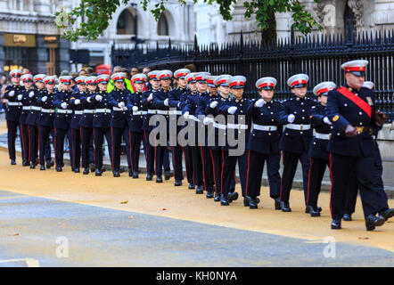 Ville de Londres, Royaume-Uni. 11 novembre 2017. Les cadets marchent vers leur position au début de la procession. La parade du Lord Mayor de 2017, une coutume vieille de 800 ans, voit la traditionnelle procession de chars et environ 6 500 participants d'organisations caritatives britanniques, de fanfares, de détatchements militaires, de sociétés londoniennes et de représentants des métiers, guildes et services de la City de Londres. Le nouveau maire, Charles Bowman, mène la procession dans le Golden State Coach. Crédit : Actualités Imageplotter et Sports/Alamy Live News Banque D'Images