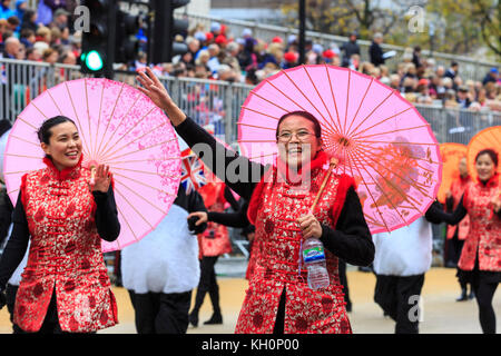 Ville de Londres, Royaume-Uni. 11 novembre 2017. La vague de la Zhejiang UK Chinese Business Association dans les foules. La parade du Lord Mayor de 2017, une coutume vieille de 800 ans, voit la traditionnelle procession de chars et environ 6 500 participants d'organisations caritatives britanniques, de fanfares, de fouilles militaires, de sociétés londoniennes et de représentants des métiers, des guildes et des services de la City de Londres. Le nouveau maire, Charles Bowman, mène la procession dans le Golden State Coach. Crédit : Actualités Imageplotter et Sports/Alamy Live News Banque D'Images