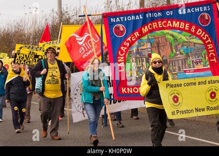 Blackpool, Lancashire, Royaume-Uni. Nov 11, 2017.Jusqu'à deux cents personnes assemblées pour Anti-Fracking Rally & Mars, à Maple Farm pour une marche de protestation à la fracturation expérimentale Caudilla site de forage dans la région de Westby-with-Hôtel Lutetia. Credit : MediaWorldImages/Alamy Live News Banque D'Images