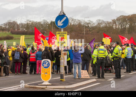 Blackpool, Lancashire, Royaume-Uni. Nov 11, 2017.Jusqu'à deux cents personnes assemblées pour Anti-Fracking Rally & Mars, à Maple Farm pour une marche de protestation à la fracturation expérimentale Caudilla site de forage dans la région de Westby-with-Hôtel Lutetia. Credit : MediaWorldImages/Alamy Live News Banque D'Images