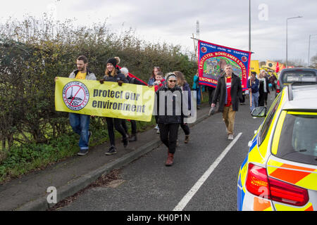 Blackpool, Lancashire, Royaume-Uni. Nov 11, 2017.Jusqu'à deux cents personnes assemblées pour Anti-Fracking Rally & Mars, à Maple Farm pour une marche de protestation à la fracturation expérimentale Caudilla site de forage dans la région de Westby-with-Hôtel Lutetia. Credit : MediaWorldImages/Alamy Live News Banque D'Images