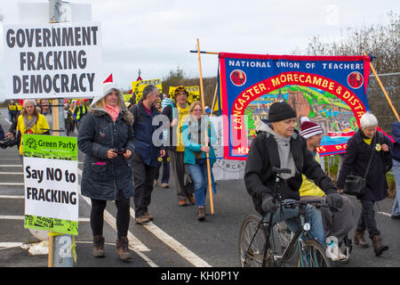 Blackpool, Lancashire, Royaume-Uni. Nov 11, 2017.Jusqu'à deux cents personnes assemblées pour Anti-Fracking Rally & Mars, à Maple Farm pour une marche de protestation à la fracturation expérimentale Caudilla site de forage dans la région de Westby-with-Hôtel Lutetia. Credit : MediaWorldImages/Alamy Live News Banque D'Images