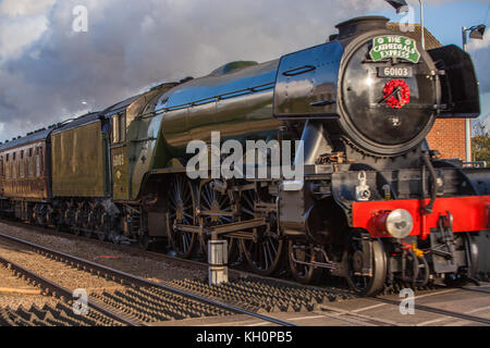 Ligne Spooner, UK. Nov 11, 2017. THE FLYING SCOTSMAN sur la route de Norwich à Ely en passant par Spooner Row Crédit : passage à niveau de la station kevin snelling/Alamy Live News Banque D'Images