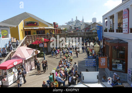 Touristes et visiteurs marchent dans les ruelles du Pier 39 au Fisherman's Whard à San Francisco, États-Unis, le 14 septembre 2017. Le Pier 39, qui fait partie du Fisherman's Wharf au nord de San Francisco, était autrefois une jetée. De nos jours, il est rempli de magasins de souvenirs, manèges, restaurants et un aquarium. Photo : Alexandra Schuler/dpa Banque D'Images