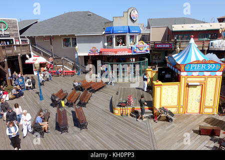 Touristes et visiteurs marchent dans les ruelles du Pier 39 au Fisherman's Whard à San Francisco, États-Unis, le 14 septembre 2017. Le Pier 39, qui fait partie du Fisherman's Wharf au nord de San Francisco, était autrefois une jetée. De nos jours, il est rempli de magasins de souvenirs, manèges, restaurants et un aquarium. Photo : Alexandra Schuler/dpa Banque D'Images