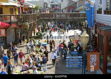 San Francisco, États-Unis. 14 septembre 2017. Touristes et visiteurs marchent à pied jusqu'aux ruelles du Pier 39 au Fisherman's Whard de San Francisco, États-Unis, le 14 septembre 2017. Le Pier 39, qui fait partie du Fisherman's Wharf au nord de San Francisco, était autrefois un jetty. Aujourd'hui, il est rempli de boutiques de souvenirs, de manèges, de restaurants et d'un aquarium. Crédit : Alexandra Schuler/dpa/Alay Live News Banque D'Images