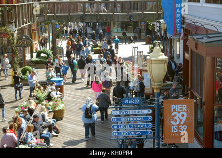 San Francisco, États-Unis. 14 septembre 2017. Touristes et visiteurs marchent à pied jusqu'aux ruelles du Pier 39 au Fisherman's Whard de San Francisco, États-Unis, le 14 septembre 2017. Le Pier 39, qui fait partie du Fisherman's Wharf au nord de San Francisco, était autrefois un jetty. Aujourd'hui, il est rempli de boutiques de souvenirs, de manèges, de restaurants et d'un aquarium. Crédit : Alexandra Schuler/dpa/Alay Live News Banque D'Images