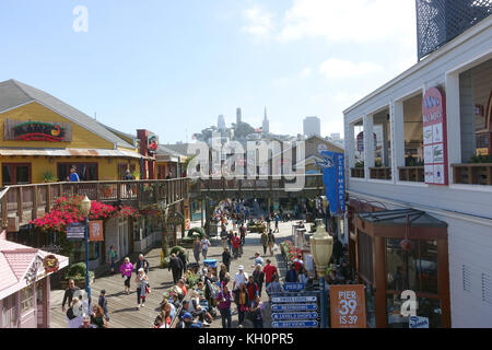 San Francisco, États-Unis. 14 septembre 2017. Touristes et visiteurs marchent à pied jusqu'aux ruelles du Pier 39 au Fisherman's Whard de San Francisco, États-Unis, le 14 septembre 2017. Le Pier 39, qui fait partie du Fisherman's Wharf au nord de San Francisco, était autrefois un jetty. Aujourd'hui, il est rempli de boutiques de souvenirs, de manèges, de restaurants et d'un aquarium. Crédit : Alexandra Schuler/dpa/Alay Live News Banque D'Images