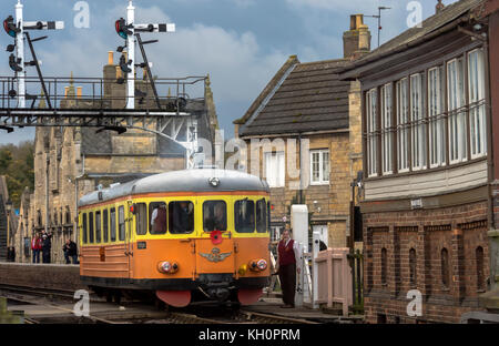 Wansford, Royaume-Uni. 11 novembre 2017. Le service spécial de wagons suédois, qui s'exécute de Wansford à Peterborough, a attiré des visiteurs de partout au Royaume-Uni, en France et en Allemagne. Le service ferroviaire classique de la vallée de Nane est le premier depuis 1971, le service actuel est assuré depuis la gare de Wansford, bâtiment classé de catégorie 2 de la 1845. Le chemin de fer est géré par des bénévoles. Crédit : Clifford Norton/Alay Live News Banque D'Images