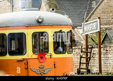 Wansford, Royaume-Uni. 11 novembre 2017. Le service spécial de wagons suédois, qui s'exécute de Wansford à Peterborough, a attiré des visiteurs de partout au Royaume-Uni, en France et en Allemagne. Le service ferroviaire classique de la vallée de Nane est le premier depuis 1971, le service actuel est assuré depuis la gare de Wansford, bâtiment classé de catégorie 2 de la 1845. Le chemin de fer est géré par des bénévoles. Crédit : Clifford Norton/Alay Live News Banque D'Images