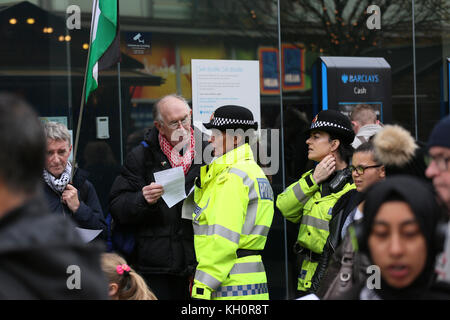 Manchester, UK. Nov 11, 2017. Les agents de police de parler à un manifestant à l'extérieur de la banque Barclays, Manchester, 11 novembre 2017 Crédit : Barbara Cook/Alamy Live News Banque D'Images