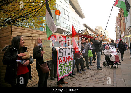 Manchester, UK. Nov 11, 2017. Pro des manifestants palestiniens se sont rassemblés à l'extérieur Tesco sur Market Street à Manchester, le 11 novembre, 2017 Crédit : Barbara Cook/Alamy Live News Banque D'Images