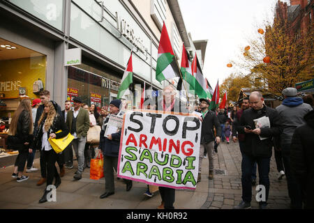 Manchester, UK. Nov 11, 2017. Des manifestants palestiniens Pro en mars Market Street à Manchester, le 11 novembre, 2017 Crédit : Barbara Cook/Alamy Live News Banque D'Images