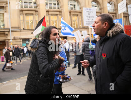 Manchester, UK. Nov 11, 2017. Une femme palestinienne et Israël soutiennent manifestant Pro à l'extérieur de M&S à Manchester, le 11 novembre, 2017 Crédit : Barbara Cook/Alamy Live News Banque D'Images