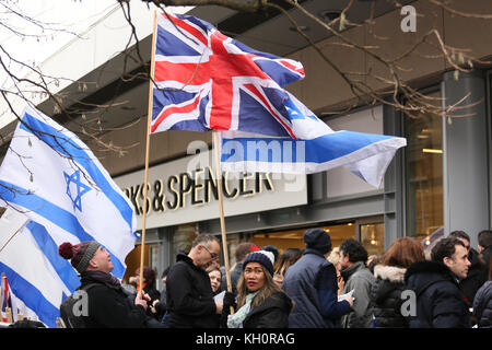 Manchester, UK. Nov 11, 2017. Union Jack drapeau à côté de drapeaux israéliens à l'extérieur de M&S à Manchester, le 11 novembre, 2017 Crédit : Barbara Cook/Alamy Live News Banque D'Images