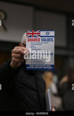 Manchester, UK. Nov 11, 2017. Un sioniste nous tend un tract qui se lit "Valeurs", Manchester, 11 novembre 2017 Crédit : Barbara Cook/Alamy Live News Banque D'Images
