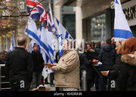 Manchester, UK. Nov 11, 2017. Un groupe de manifestants israéliens pro recueillir l'extérieur de M&S à Manchester, le 11 novembre, 2017 Crédit : Barbara Cook/Alamy Live News Banque D'Images