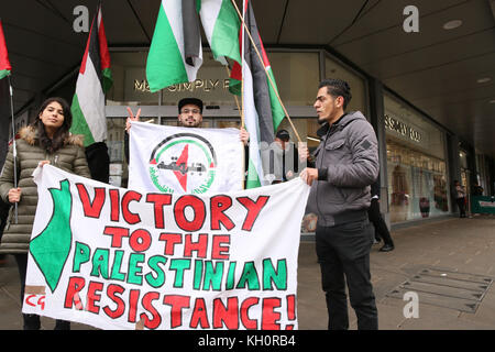 Manchester, UK. Nov 11, 2017. Pro des manifestants palestiniens à l'extérieur d'un magasin M&S dans la région de Manchester Piccadilly, 11 novembre 2017 Crédit : Barbara Cook/Alamy Live News Banque D'Images