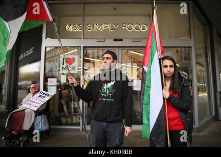 Manchester, UK. Nov 11, 2017. Les manifestants palestiniens à l'extérieur de M&S food store dans Piccadilly, Manchester, 11 novembre 2017 Crédit : Barbara Cook/Alamy Live News Banque D'Images