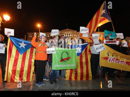 Athènes, Grèce. Nov 11, 2017. Protestation contre l'emprisonnement des membres du gouvernement catalan, le 11 novembre, la place Syntagma, Athènes, Grèce. Credit : Ioannis Mantas/Alamy Live News Banque D'Images