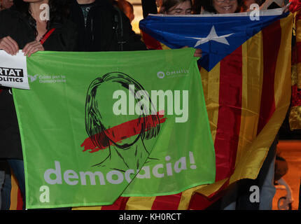 Athènes, Grèce. Nov 11, 2017. Protestation contre l'emprisonnement des membres du gouvernement catalan, le 11 novembre, la place Syntagma, Athènes, Grèce. Credit : Ioannis Mantas/Alamy Live News Banque D'Images