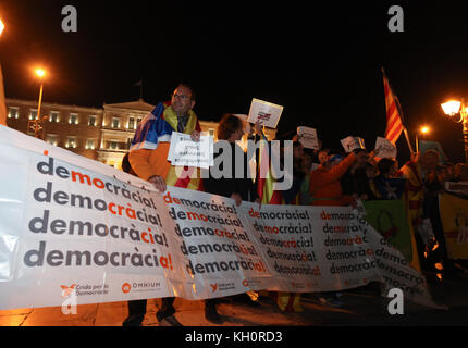 Athènes, Grèce. Nov 11, 2017. Protestation contre l'emprisonnement des membres du gouvernement catalan, le 11 novembre, la place Syntagma, Athènes, Grèce. Credit : Ioannis Mantas/Alamy Live News Banque D'Images