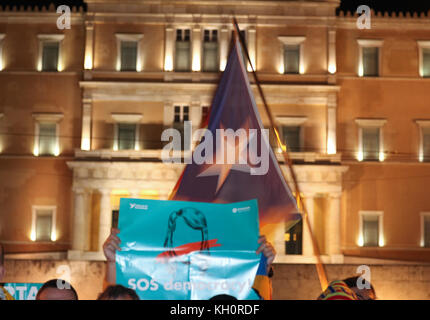 Athènes, Grèce. Nov 11, 2017. Protestation contre l'emprisonnement des membres du gouvernement catalan, le 11 novembre, la place Syntagma, Athènes, Grèce. Credit : Ioannis Mantas/Alamy Live News Banque D'Images