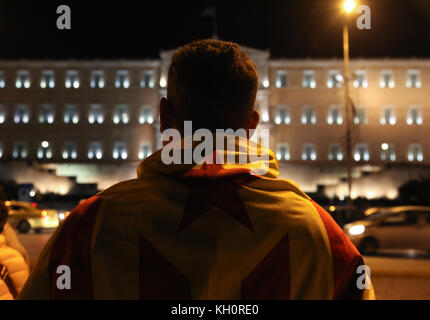 Athènes, Grèce. Nov 11, 2017. Protestation contre l'emprisonnement des membres du gouvernement catalan, le 11 novembre, la place Syntagma, Athènes, Grèce. Credit : Ioannis Mantas/Alamy Live News Banque D'Images