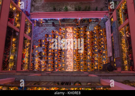 Dhaka, Bangladesh. 12 novembre 2017. Les dévots assister à la prière avec de l'encens et la lumière des lampes à huile avant de rompre le jeûne pendant une Rakher Upobash festival religieux appelé à Dhaka le 12 novembre 2017. Les gens bengali de la foi hindoue au Bangladesh s'asseoir dans la prière pour célébrer le 18e siècle saint hindou Baba Lokenath avec un Rakher Upobas «» la prière et jour de jeûne chaque année des milliers de dévots hindous se rassembler devant Shri Shri Brahmachari Lokenath temple de l'Ashram pour le Rakher Upobash Kartik Brati ou fête religieuse à Dhaka, au Bangladesh. Credit : Azim Khan Ronnie/Alamy Live News Banque D'Images