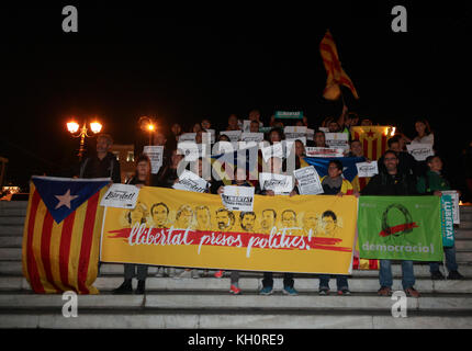 Athènes, Grèce. Nov 11, 2017. Protestation contre l'emprisonnement des membres du gouvernement catalan, le 11 novembre, la place Syntagma, Athènes, Grèce. Credit : Ioannis Mantas/Alamy Live News Banque D'Images