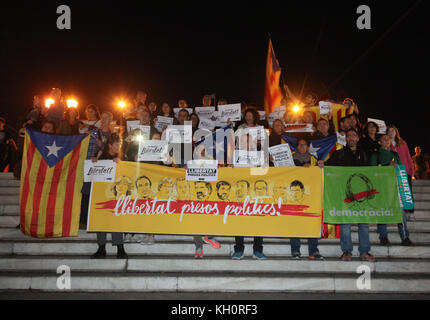 Athènes, Grèce. Nov 11, 2017. Protestation contre l'emprisonnement des membres du gouvernement catalan, le 11 novembre, la place Syntagma, Athènes, Grèce. Credit : Ioannis Mantas/Alamy Live News Banque D'Images