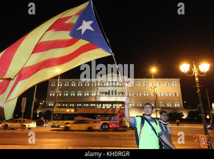 Athènes, Grèce. Nov 11, 2017. Protestation contre l'emprisonnement des membres du gouvernement catalan, le 11 novembre, la place Syntagma, Athènes, Grèce. Credit : Ioannis Mantas/Alamy Live News Banque D'Images