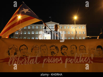 Athènes, Grèce. Nov 11, 2017. Protestation contre l'emprisonnement des membres du gouvernement catalan, le 11 novembre, la place Syntagma, Athènes, Grèce. Credit : Ioannis Mantas/Alamy Live News Banque D'Images