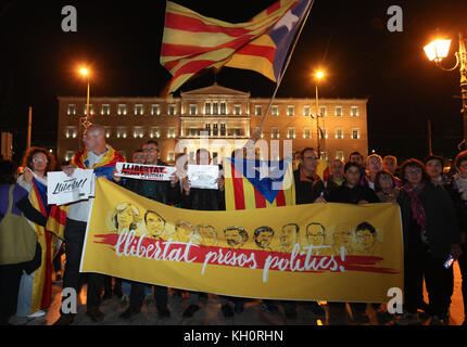 Athènes, Grèce. Nov 11, 2017. Protestation contre l'emprisonnement des membres du gouvernement catalan, le 11 novembre, la place Syntagma, Athènes, Grèce. Credit : Ioannis Mantas/Alamy Live News Banque D'Images