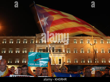 Athènes, Grèce. Nov 11, 2017. Protestation contre l'emprisonnement des membres du gouvernement catalan, le 11 novembre, la place Syntagma, Athènes, Grèce. Credit : Ioannis Mantas/Alamy Live News Banque D'Images