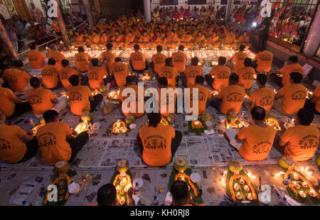 Dhaka, Bangladesh. 12 novembre 2017. Les dévots assister à la prière avec de l'encens et la lumière des lampes à huile avant de rompre le jeûne pendant une Rakher Upobash festival religieux appelé à Dhaka le 12 novembre 2017. Les gens bengali de la foi hindoue au Bangladesh s'asseoir dans la prière pour célébrer le 18e siècle saint hindou Baba Lokenath avec un Rakher Upobas «» la prière et jour de jeûne chaque année des milliers de dévots hindous se rassembler devant Shri Shri Brahmachari Lokenath temple de l'Ashram pour le Rakher Upobash Kartik Brati ou fête religieuse à Dhaka, au Bangladesh. Credit : Azim Khan Ronnie/Alamy Live News Banque D'Images